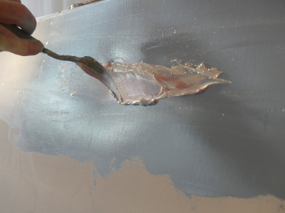 image montrant l'action de la souplesse de la lame du couteau à peindre sur la toile